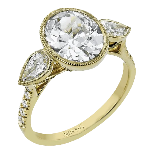 Oval-cut Three-stone Engagement Ring in 18k Gold with Diamonds