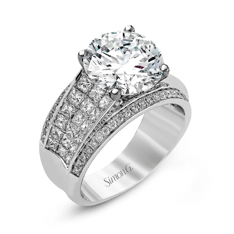 Round-Cut Engagement Ring In 18k Gold With Diamonds