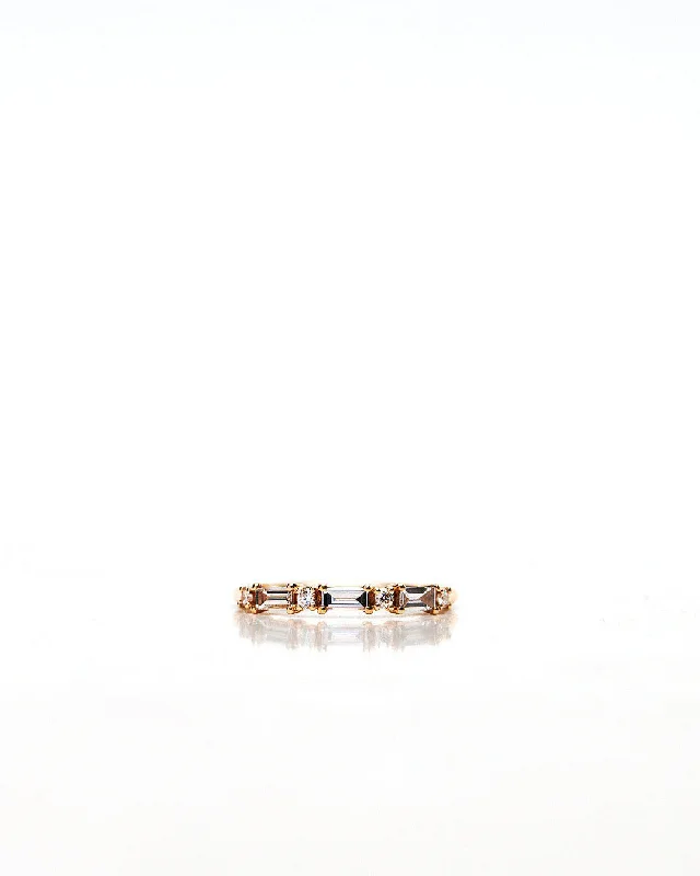 Delicate Crystal Jewelry For Sophisticated Charm Sania Art Deco Baguette 18K Gold, Whitegold or Rosegold Ring w. Diamonds Delicate Crystal Jewelry For Sophisticated Charm Sania Art Deco Baguette 18K Gold, Whitegold or Rosegold Ring w. Diamonds