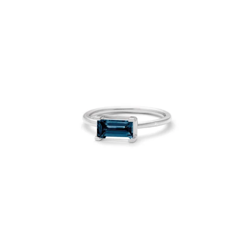 Nord London Blue 18K Whitegold Ring w. Topaz & Diamond