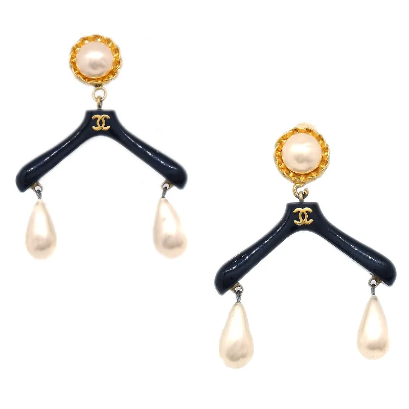 Exclusive Jewelry Offers – Shine For Less CHANEL 1988 CC Hanger Motif Teardrop Pearl Earrings Exclusive Jewelry Offers – Shine For Less CHANEL 1988 CC Hanger Motif Teardrop Pearl Earrings