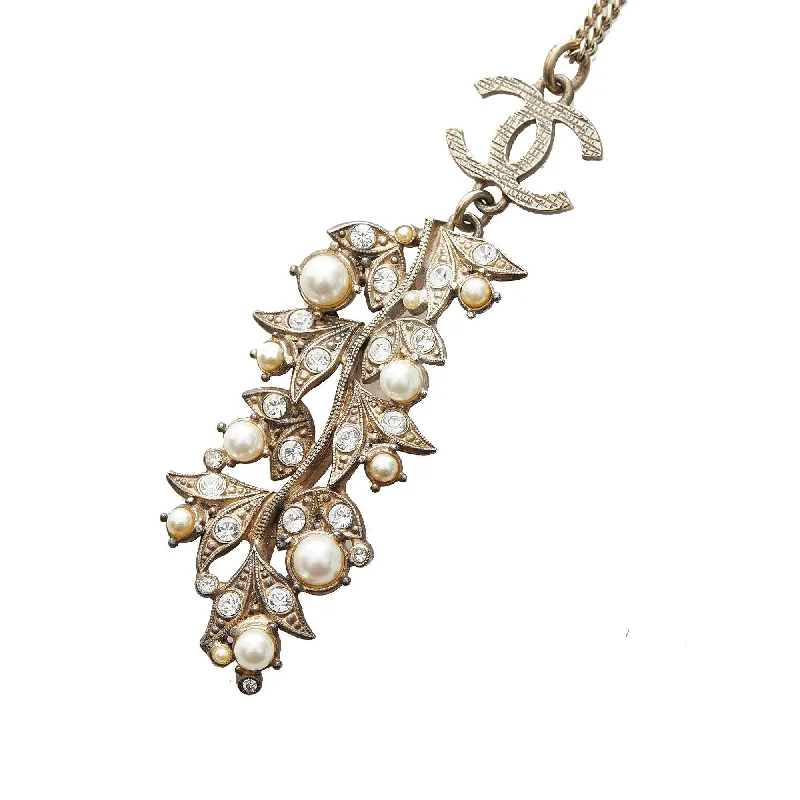 Don't Miss Out – Shop Elegant Jewelry For Less Chanel CC Faux Pearl Pendant Necklace (SHG-30618) Don't Miss Out – Shop Elegant Jewelry For Less Chanel CC Faux Pearl Pendant Necklace (SHG-30618)
