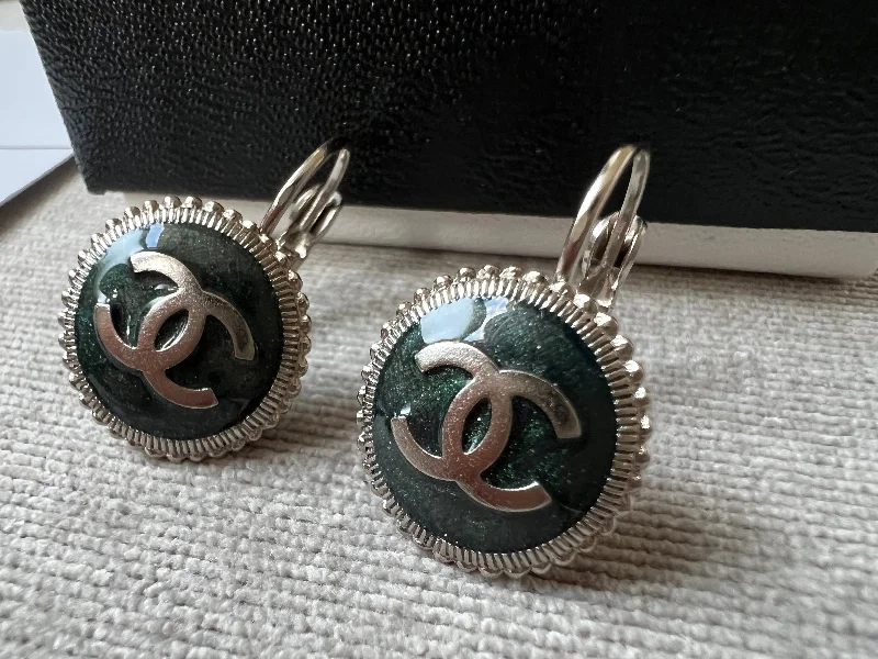 Breathtaking Jewelry At Limited-Time Savings Chanel CC Green Medallion Dangle Earrings Breathtaking Jewelry At Limited-Time Savings Chanel CC Green Medallion Dangle Earrings
