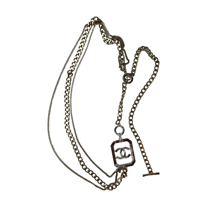 Trendy Minimalist Jewelry For Everyday Wear Chanel CC logo necklace triple chain